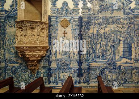 Renaissance pulpit by Chanterenne, 16th century polygonal section supported on a decorated corbel, Monastery of Santa Cruz, Coimbra, Portugal, Europe. Stock Photo