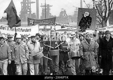 Steelworkers demonstrate on the nationwide steel action day of IG Metall on January 16, 1987 in Duisburg. On the right is a caricature by Norbert Blühm. [automated translation] Stock Photo