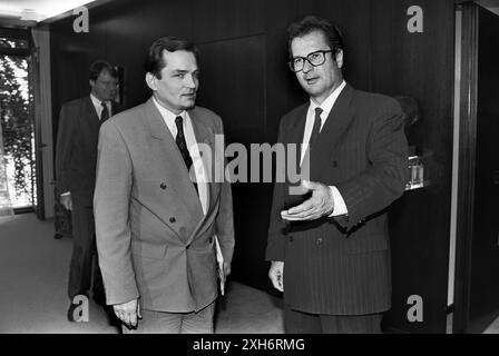 Germany, Bonn, 03.06.1993 Archive: 40-69-12 Visit of Foreign Minister Bosnia Photo: Foreign Minister Klaus Kinkel and his counterpart Dr. Haris Silajdzic [automated translation] Stock Photo