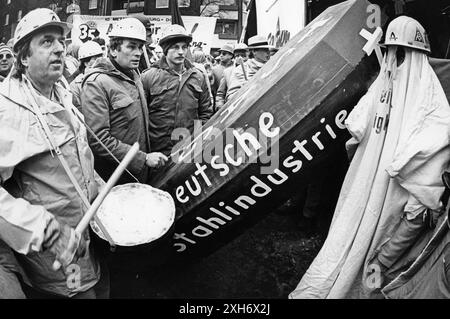 Steelworkers demonstrate on the nationwide steel action day of IG Metall on January 16, 1987 in Duisburg. [automated translation] Stock Photo