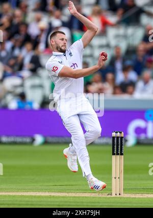 England's Gus Atkinson bowling during day two of the Second Rothesay ...