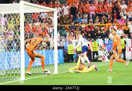 Dortmund, Germany. 10th July, 2024. Denzel DUMFRIES, NL 22 stops the ball onthe goal line after Phil Foden, England 11 shot in the semi final match NETHERLANDS - ENGLAND 1-2 of the UEFA European Championships 2024 on Jul 10, 2024 in Dortmund, Germany. Photographer: ddp images/star-images Credit: ddp media GmbH/Alamy Live News Stock Photo