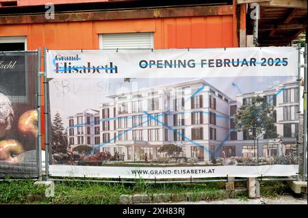 Mit KI geführte Stadtwanderung durch Bad Ischl im Rahmen der Kulturhauptstadt Bad Ischl 2024, am 02.07.2024. Das Bild zeigt einen Plan einer fertig zu stellenden Hotelanlage in bester Lage in Bad Ischl 2024 - Mit KI geführte Stadtwanderung durch Bad Ischl im Rahmen der Kulturhauptstadt Bad ISchl 2024, am 02.07.2024. *** Guided city walk through Bad Ischl with KI as part of the Capital of Culture Bad Ischl 2024, on 02 07 2024 The picture shows a plan of a hotel complex to be completed in a prime location in Bad Ischl 2024 Guided city walk through Bad Ischl with KI as part of the Capital of Cult Stock Photo