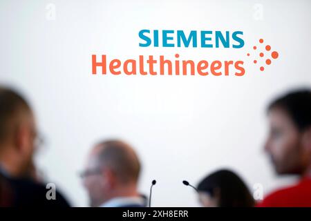 Das Logo von Siemens Healthineers beim Besuch von Bundeskanzler Olaf Scholz SPD im Werk der Siemens Healthineers AG in Erlangen. Themenbild, Symbolbild Erlangen, 08.07.2024 Bayern Deutschland *** The Siemens Healthineers logo during the visit of German Chancellor Olaf Scholz SPD to the Siemens Healthineers AG plant in Erlangen Theme image, symbolic image Erlangen, 08 07 2024 Bavaria Germany Copyright: xDwixAnoraganingrumx Stock Photo