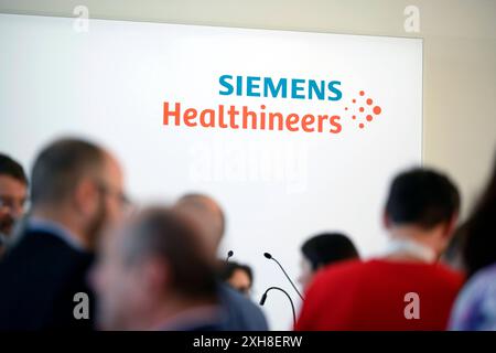 Das Logo von Siemens Healthineers beim Besuch von Bundeskanzler Olaf Scholz SPD im Werk der Siemens Healthineers AG in Erlangen. Themenbild, Symbolbild Erlangen, 08.07.2024 Bayern Deutschland *** The Siemens Healthineers logo during the visit of German Chancellor Olaf Scholz SPD to the Siemens Healthineers AG plant in Erlangen Theme image, symbolic image Erlangen, 08 07 2024 Bavaria Germany Copyright: xDwixAnoraganingrumx Stock Photo