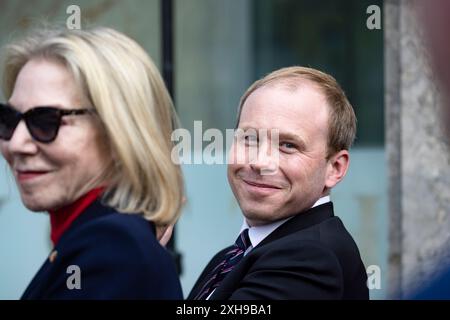 Berlin, Deutschland. 10th May, 2023. Pierce Bush (R) is attending the uncovering ceremony of a bronze statue of former US President George H. W. Bush in front of the US Embassy in Berlin, Germany, on May 10, 2023. (Photo by Emmanuele Contini/NurPhoto) Credit: NurPhoto SRL/Alamy Live News Stock Photo