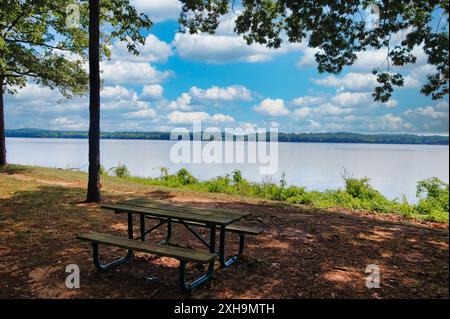 A beautiful picnic spot along the Tennessee River on the Natchez Trace Parkway in Northern Alabama. Stock Photo