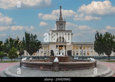 Russia, Volgograd - June 01, 2024: View of the forecourt with a fountain and the railway station Stock Photo