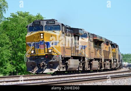 West Chicago, Illinois, USA. Multiple locomotives lead an Union Pacific freight train into a 'S' curve while traveling through northeastern Illinois. Stock Photo