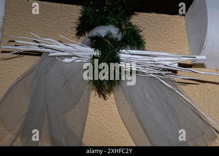 Decorations made from gauze and white-painted sticks are tied at Christmas to the timber-framed façade of a restaurant in Strasbourg, Bas-Rhin, Grand Est, France, the L’éveil des Sens (The Awakening of the Senses) in Rue des Dentelles, Petite-France. Stock Photo