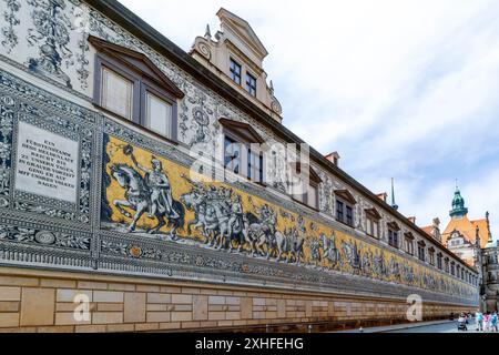 The princely procession, Dresden, Saxony, Germany. This 102-meter-long Work of Art, the largest porcelain wall in the world, depicts the family galler Stock Photo