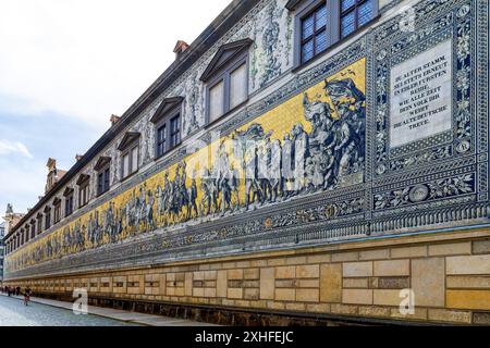 The princely procession, Dresden, Saxony, Germany. This 102-meter-long Work of Art, the largest porcelain wall in the world, depicts the family galler Stock Photo