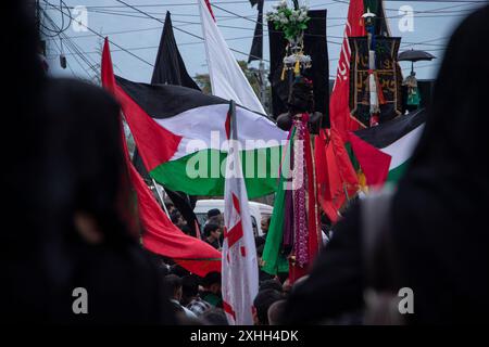 Kashmiri Shia Muslims wave religious flags and shout religious poems ...