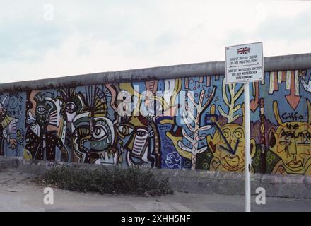 Graffiti / artwork adorns a section of the Berlin Wall in the British sector, July 1986 Stock Photo