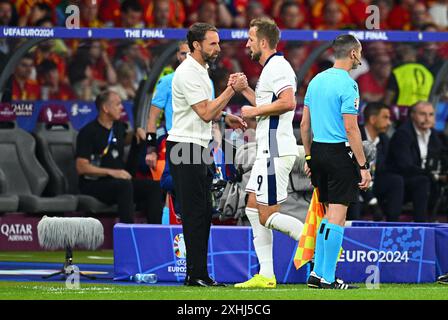 Berlin, Germany. 14th July, 2024. Soccer, UEFA Euro 2024, European Championship, Final, Spain - England, Olympiastadion Berlin, England's Harry Kane (r) claps England coach Gareth Southgate during his substitution. Credit: Tom Weller/dpa/Alamy Live News Stock Photo