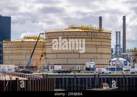 Neubau, Baustelle, einer Bio-Raffinerie des finnischen Ölkonzern Neste, hier sollen u.a. nachhaltige Bio Flugkraftstoffe hergestellt werden, Baustelle im Hafen Maasvlakte 2, in Rotterdam, Niederlande Raffinerie Neubau *** New construction, construction site, of a bio refinery of the Finnish oil company Neste, here, among other things, sustainable bio aviation fuels are to be produced, construction site in the port of Maasvlakte 2, in Rotterdam, Netherlands Refinery new construction Stock Photo