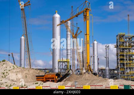 Neubau, Baustelle, einer Bio-Raffinerie des finnischen Ölkonzern Neste, hier sollen u.a. nachhaltige Bio Flugkraftstoffe hergestellt werden, Baustelle im Hafen Maasvlakte 2, in Rotterdam, Niederlande Raffinerie Neubau *** New construction, construction site, of a bio refinery of the Finnish oil company Neste, here, among other things, sustainable bio aviation fuels are to be produced, construction site in the port of Maasvlakte 2, in Rotterdam, Netherlands Refinery new construction Stock Photo