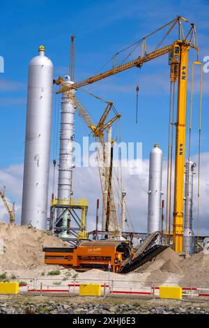 Neubau, Baustelle, einer Bio-Raffinerie des finnischen Ölkonzern Neste, hier sollen u.a. nachhaltige Bio Flugkraftstoffe hergestellt werden, Baustelle im Hafen Maasvlakte 2, in Rotterdam, Niederlande Raffinerie Neubau *** New construction, construction site, of a bio refinery of the Finnish oil company Neste, here, among other things, sustainable bio aviation fuels are to be produced, construction site in the port of Maasvlakte 2, in Rotterdam, Netherlands Refinery new construction Stock Photo