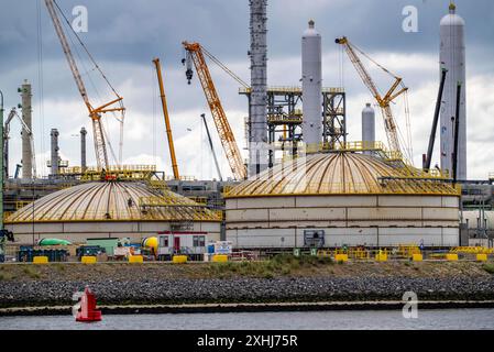 Neubau, Baustelle, einer Bio-Raffinerie des finnischen Ölkonzern Neste, hier sollen u.a. nachhaltige Bio Flugkraftstoffe hergestellt werden, Baustelle im Hafen Maasvlakte 2, in Rotterdam, Niederlande Raffinerie Neubau *** New construction, construction site, of a bio refinery of the Finnish oil company Neste, here, among other things, sustainable bio aviation fuels are to be produced, construction site in the port of Maasvlakte 2, in Rotterdam, Netherlands Refinery new construction Stock Photo