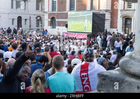 London, 14th July 2024. Football fans out in force watching live stream of England vs Spain in EURO 20204 finals held at Olympiastadion in Berlin. Credit: glosszoom/Alamy Live News Stock Photo