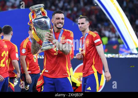 Berlin, Germany. 14th July, 2024. Fussball UEFA EURO 2024 Finale Spanien - England am 14.07.2024 im Olympiastadion Berlin in Berlin Joselu ( Spanien ) mit dem EM-Pokal/ mit dem Henri-Delaunay-Pokal Foto: Revierfoto Credit: ddp media GmbH/Alamy Live News Stock Photo