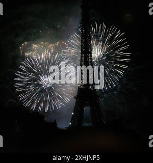 Paris, France, 14th July, 2024.  Annual fireworks with explsions and Olympic rings symbol in the sky at the Eiffel tower - Jacques Julien/Alamy Live News Stock Photo