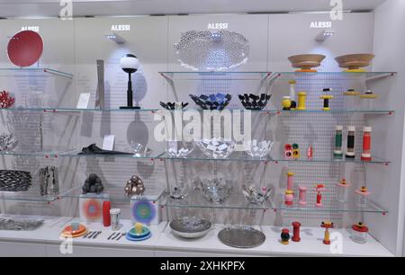 ALESSI ITALIAN DESIGN OBJECTS FOR THE HOME ON DISPLAY INSIDE THE FASHION BOUTIQUE Stock Photo