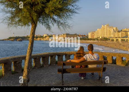 France, Pyrenees Atlantiques, Basque Country, Biarritz, Grande Plage, Playa de Biarritz and Miramar Beach from Basta Rock, couple of lovers on a bench Stock Photo