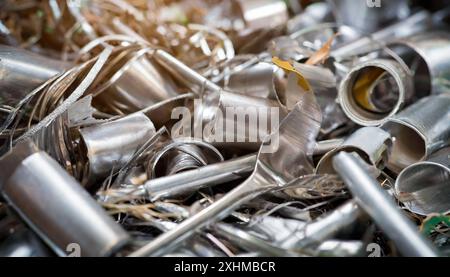 Metall, Werkstoff, verschiedene Metallabfälle und Reste aus Edelstahl ...