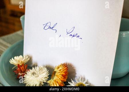 Handwritten Father's Day note to Dad and Papa Stock Photo