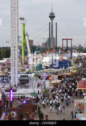 Die Größte Kirmes am Rhein am Abend den 14.07.2024 auf der Festwiese in Oberkassel Düsseldorf. Blick von der Oberkassler Brücke auf die Kirmes. Düsseldorf Deutschland *** The biggest funfair on the Rhine on the evening of 14 07 2024 on the fairground in Oberkassel Düsseldorf View from the Oberkassel Bridge to the funfair Düsseldorf Germany Stock Photo