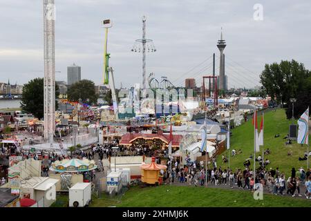 Die Größte Kirmes am Rhein am Abend den 14.07.2024 auf der Festwiese in Oberkassel Düsseldorf. Blick von der Oberkassler Brücke auf die Kirmes. Düsseldorf Deutschland *** The biggest funfair on the Rhine on the evening of 14 07 2024 on the fairground in Oberkassel Düsseldorf View from the Oberkassel Bridge to the funfair Düsseldorf Germany Stock Photo