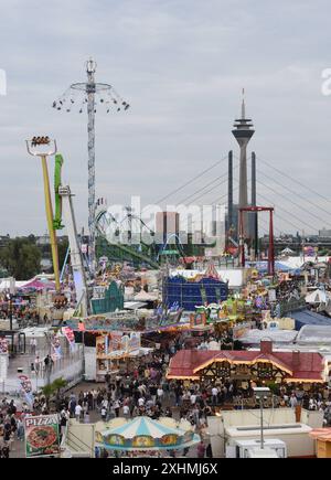 Die Größte Kirmes am Rhein am Abend den 14.07.2024 auf der Festwiese in Oberkassel Düsseldorf. Blick von der Oberkassler Brücke auf die Kirmes. Düsseldorf Deutschland *** The biggest funfair on the Rhine on the evening of 14 07 2024 on the fairground in Oberkassel Düsseldorf View from the Oberkassel Bridge to the funfair Düsseldorf Germany Stock Photo