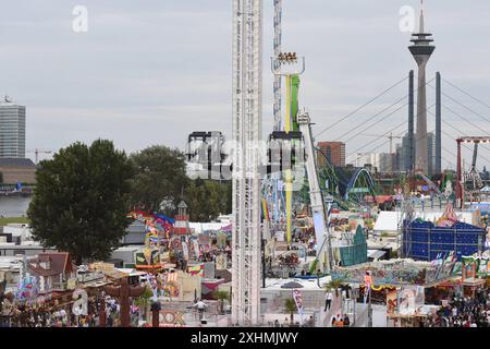 Die Größte Kirmes am Rhein am Abend den 14.07.2024 auf der Festwiese in Oberkassel Düsseldorf. Blick von der Oberkassler Brücke auf die Kirmes. Düsseldorf Deutschland *** The biggest funfair on the Rhine on the evening of 14 07 2024 on the fairground in Oberkassel Düsseldorf View from the Oberkassel Bridge to the funfair Düsseldorf Germany Stock Photo