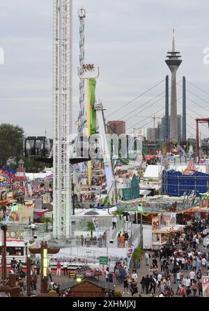 Die Größte Kirmes am Rhein am Abend den 14.07.2024 auf der Festwiese in Oberkassel Düsseldorf. Blick von der Oberkassler Brücke auf die Kirmes. Düsseldorf Deutschland *** The biggest funfair on the Rhine on the evening of 14 07 2024 on the fairground in Oberkassel Düsseldorf View from the Oberkassel Bridge to the funfair Düsseldorf Germany Stock Photo