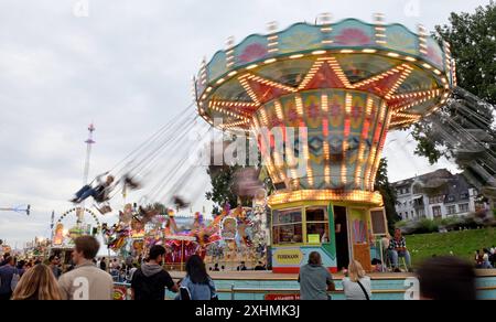 Die Größte Kirmes am Rhein am Abend den 14.07.2024 auf der Festwiese in Oberkassel Düsseldorf. Ein Blick auf das Kettenkarussell. Düsseldorf Deutschland *** The biggest funfair on the Rhine on the evening of 14 07 2024 on the fairground in Oberkassel Düsseldorf A view of the chain carousel Düsseldorf Germany Stock Photo