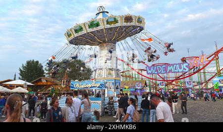 Die Größte Kirmes am Rhein am Abend den 14.07.2024 auf der Festwiese in Oberkassel Düsseldorf. Ein Blick auf das Kettenkarussell. Düsseldorf Deutschland *** The biggest funfair on the Rhine on the evening of 14 07 2024 on the fairground in Oberkassel Düsseldorf A view of the chain carousel Düsseldorf Germany Stock Photo