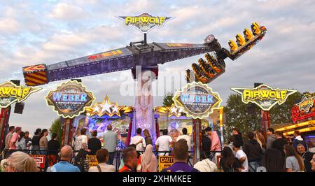 Die Größte Kirmes am Rhein am Abend den 14.07.2024 auf der Festwiese in Oberkassel Düsseldorf. Das Fahrgeschäft Airwolf. Düsseldorf Deutschland *** The biggest funfair on the Rhine on the evening of 14 07 2024 on the fairground in Oberkassel Düsseldorf The ride Airwolf Düsseldorf Germany Stock Photo