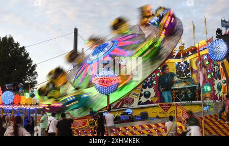 Die Größte Kirmes am Rhein am Abend den 14.07.2024 auf der Festwiese in Oberkassel Düsseldorf. Das Fahrgeschäft Flipper. Düsseldorf Deutschland *** The biggest funfair on the Rhine on the evening of 14 07 2024 on the fairground in Oberkassel Düsseldorf The Flipper ride Düsseldorf Germany Stock Photo