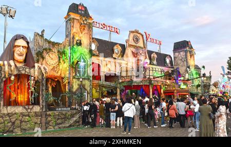 Die Größte Kirmes am Rhein am Abend den 14.07.2024 auf der Festwiese in Oberkassel Düsseldorf. Das Fahrgeschäft Geistervilla. Düsseldorf Deutschland *** The biggest funfair on the Rhine on the evening of 14 07 2024 on the fairground in Oberkassel Düsseldorf The Geistervilla ride Düsseldorf Germany Stock Photo