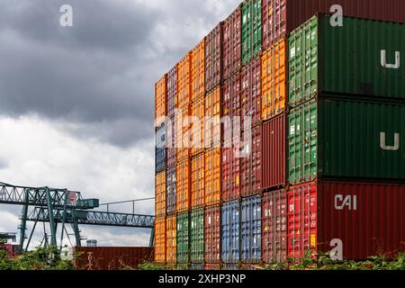 the container terminal Molenkopf of the Rhine port in the town district Niehl, Cologne, Germany. der Container-Terminal Molenkopf im Niehler Hafen, Ko Stock Photo