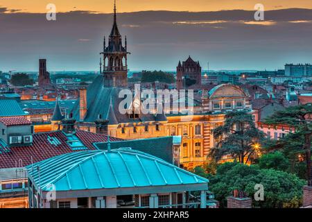 France, Haute Garonne, Toulouse, Donjon du Capitole, Square Charles de Gaulle, view of the roofs of the historic city center and the Donjon du Capitol Stock Photo