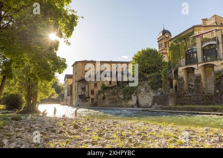 France, Isere (38), Vercors Regional Nature Park, Pont en Royans, the houses hanging on the cliff above the Bourne river Stock Photo