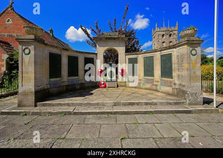 Devizes war memorial with poppy wreaths. Devizes scene. Taken July 2024. Summer. Stock Photo