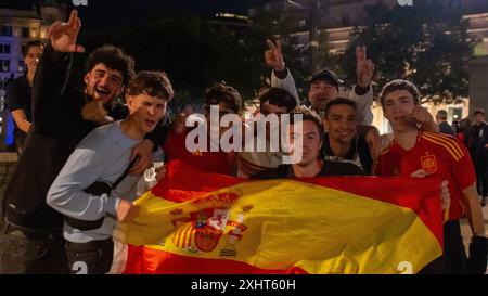 Spanish Fans celebrate Spain's win over England in the Euro finals at Trafalgar Square. Trafalgar Square (Central London), United Kingdom. Stock Photo