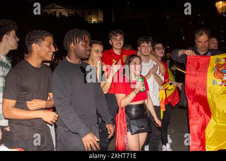 Spanish Fans celebrate Spain's win over England in the Euro finals at Trafalgar Square. Trafalgar Square (Central London), United Kingdom. Stock Photo