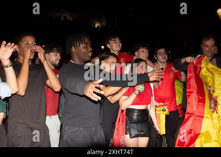 Spanish Fans celebrate Spain's win over England in the Euro finals at Trafalgar Square. Trafalgar Square (Central London), United Kingdom. Stock Photo