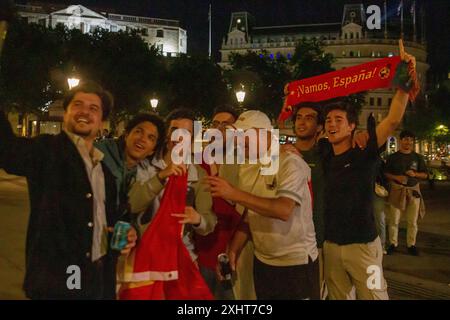 Spanish Fans celebrate Spain's win over England in the Euro finals at Trafalgar Square. Trafalgar Square (Central London), United Kingdom. Stock Photo