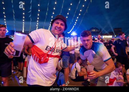 Fußballfans verfolgen auf der Berliner Fanzone am Brandenburger Tor anlässlich der Fußballeuropameisterschaft UEFA EURO 2024 das Finale Spanien gegen England. / Soccer fans watch the final between Spain and England at the Berlin fan zone at the Brandenburg Gate on the occasion of the UEFA EURO 2024 European Football Championship. snapshot-photography/K.M.Krause *** Soccer fans watch the final between Spain and England at the Berlin fan zone at the Brandenburg Gate on the occasion of the UEFA EURO 2024 European Football Championship Soccer fans watch the final between Spain and England at the B Stock Photo