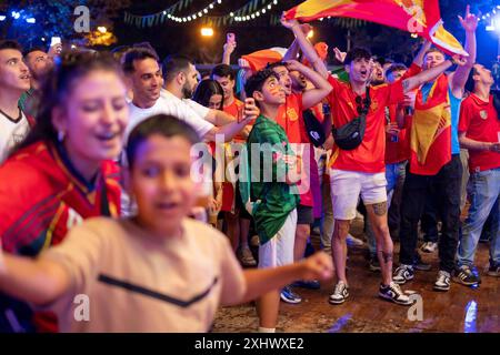 Fußballfans verfolgen auf der Berliner Fanzone am Brandenburger Tor anlässlich der Fußballeuropameisterschaft UEFA EURO 2024 das Finale Spanien gegen England. / Soccer fans watch the final between Spain and England at the Berlin fan zone at the Brandenburg Gate on the occasion of the UEFA EURO 2024 European Football Championship. snapshot-photography/K.M.Krause *** Soccer fans watch the final between Spain and England at the Berlin fan zone at the Brandenburg Gate on the occasion of the UEFA EURO 2024 European Football Championship Soccer fans watch the final between Spain and England at the B Stock Photo